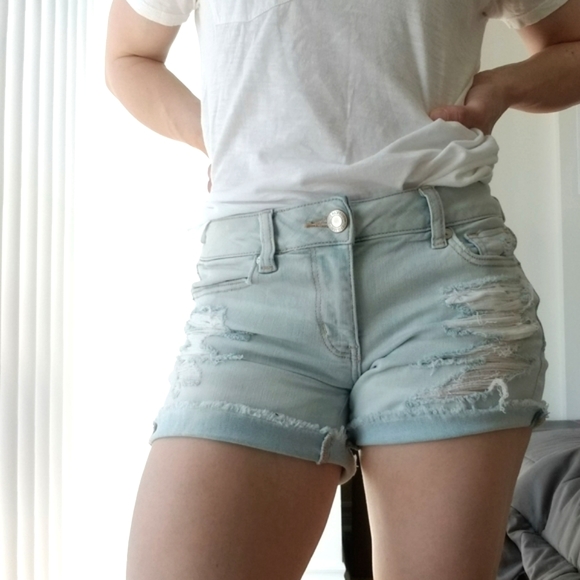 2/$25 American Eagle light distressed shorts size 4 - Picture 2 of 12
